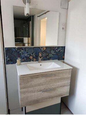 Dusche, Haartrockner, Handtücher, Toilettenpapier