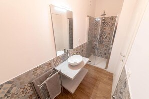 Dusche, Haartrockner, Bidet, Handtücher