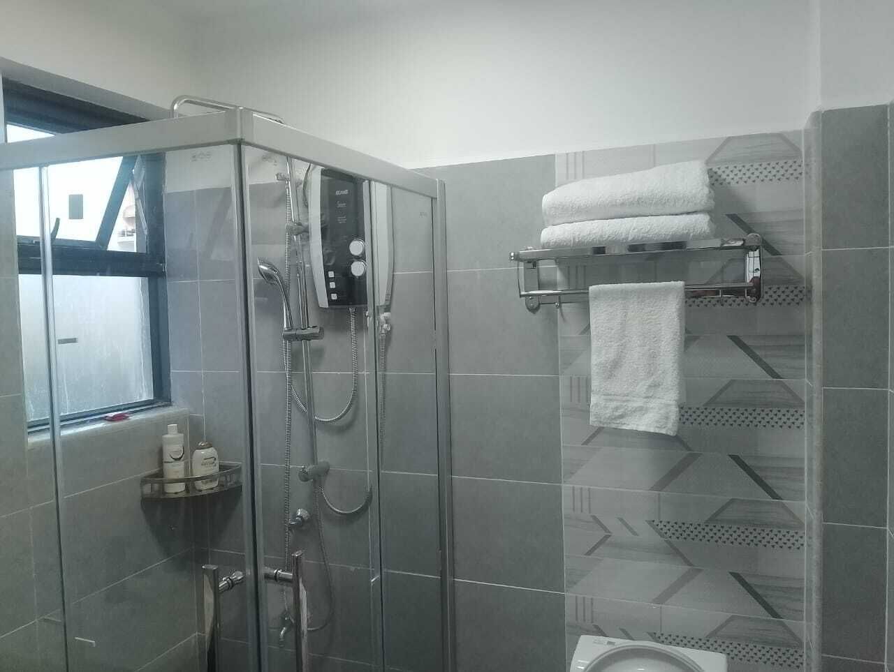 Toalhas de banho, sabonete, papel higiênico 