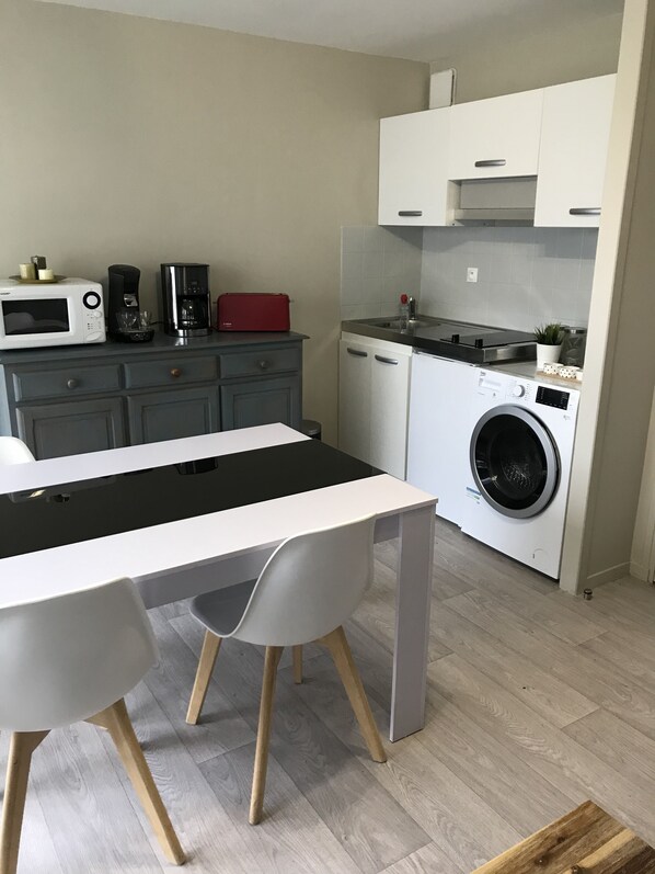 Four à micro-ondes, un four, surface de cuisson
