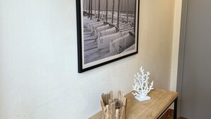 Ein gerahmtes Foto von Segelbooten auf einem Holztisch mit einer weißen Korallen Skulptur.