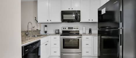 冰箱、微波炉、烤箱、炉灶