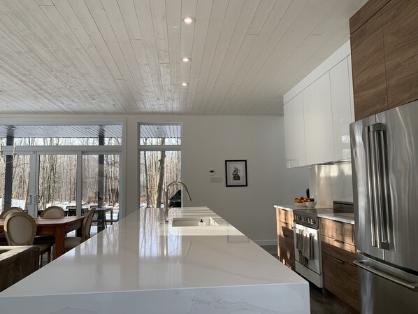 Private kitchen - Le Luxe au Coeur de la Nature Adossé au Parc National du Mont Orford (Eastman)