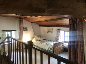 3 chambres, bureau, fer et planche à repasser, lit parapluie