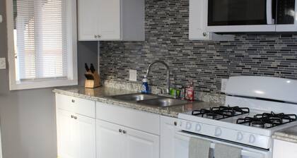 Cozy home walking distance from the beach, festivals & Bremerton-Seattle ferry.