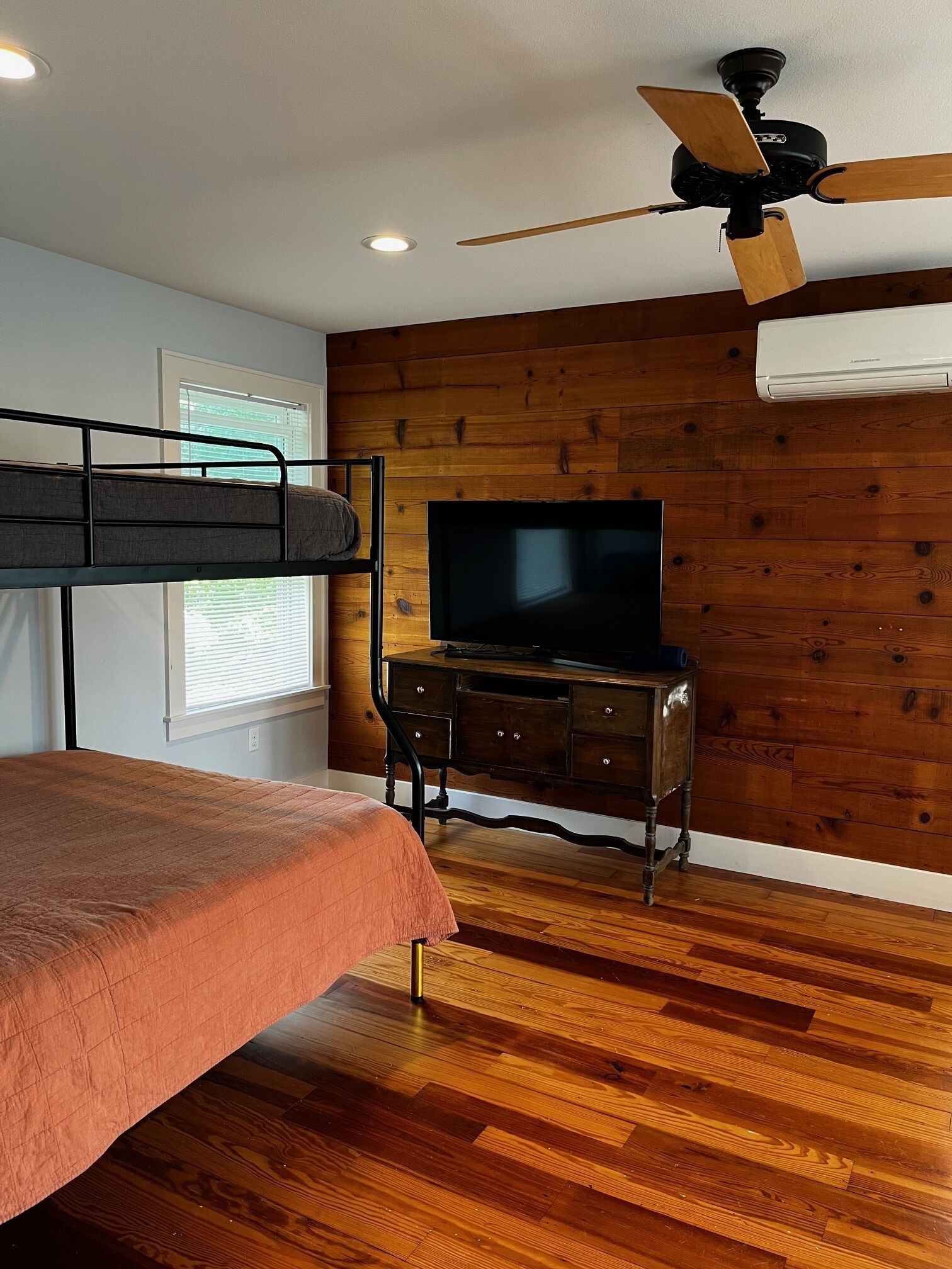 Guesthome with Treehouse effect, Centrally located. 