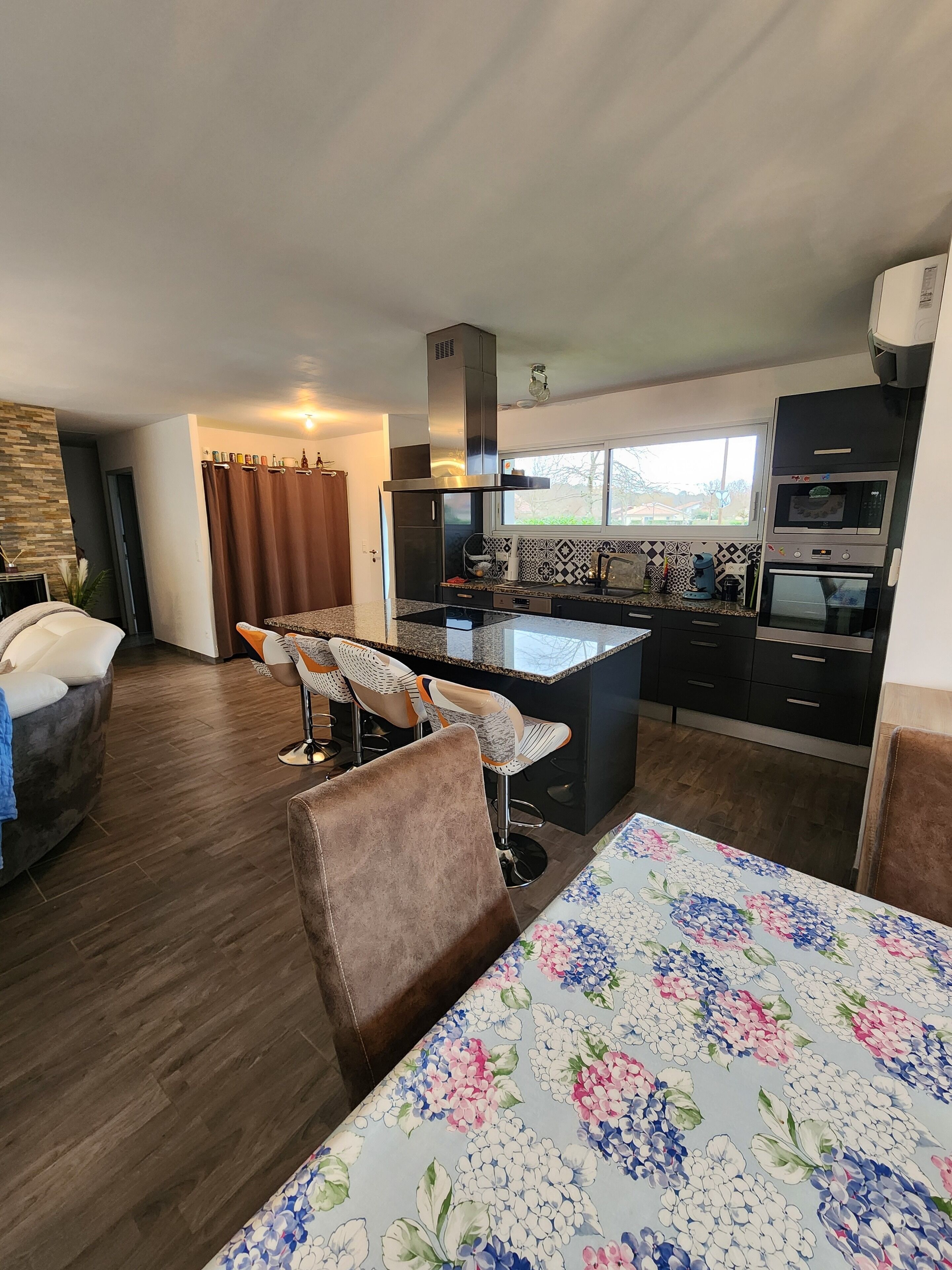 Micro-ondes, four, plaque de cuisson, lave-vaisselle