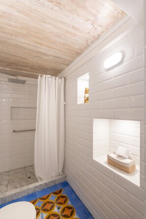 Exclusive Room | Bathroom | Free toiletries, hair dryer, towels, soap - Casa Cáceres (Lima)