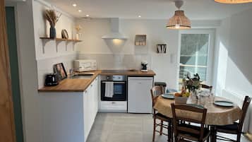 Køleskab, mikrobølgeovn, ovn, kogeplade