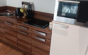 Køleskab, mikrobølgeovn, ovn, kogeplade