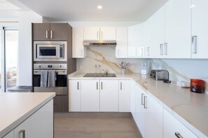 Frigorifero, microonde, forno, piano cottura