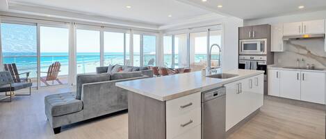 Køleskab, mikrobølgeovn, ovn, kogeplade