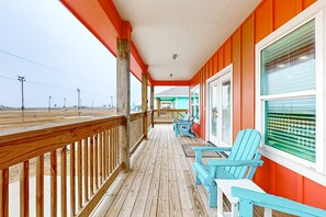 Terrace/patio - Updated beach house with a furnished deck, washer/dryer, central AC, & gas grill (Aransas Pass)