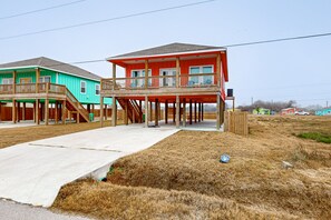 Exterior - Updated beach house with a furnished deck, washer/dryer, central AC, & gas grill (Aransas Pass)