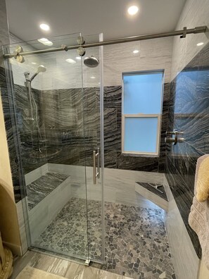Hair dryer, towels, soap, shampoo - Stunning remodel in Indian Wells (Indian Wells)