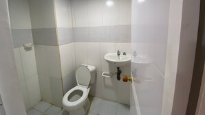 Basic Double or Twin Room | Bathroom | Shower, free toiletries, towels, soap - Apartahotel Saroa (Fonseca)