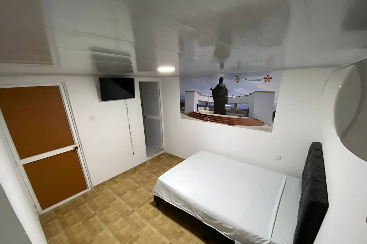 Down duvets, desk, free WiFi, bed sheets