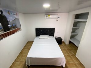 Basic-Doppel- oder -Zweibettzimmer | Daunenbettdecken, Schreibtisch, kostenloses WLAN, Bettwäsche