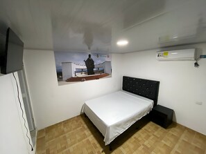 Basic-Doppel- oder -Zweibettzimmer | Daunenbettdecken, Schreibtisch, kostenloses WLAN, Bettwäsche