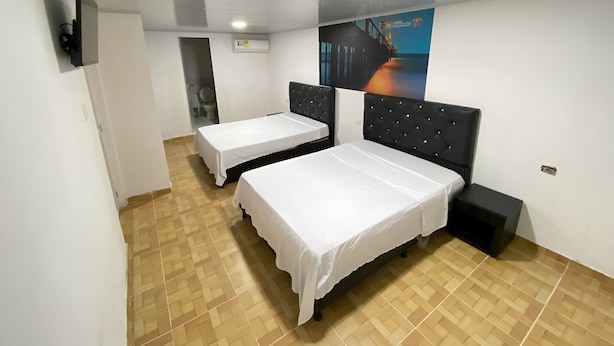 Comfort Double Room | Down comforters, desk, WiFi (free), bed sheets - Apartahotel Saroa (Fonseca)