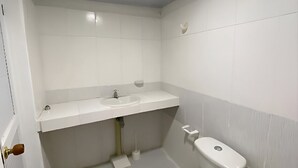 Comfort Double Room | Bathroom | Shower, free toiletries, towels, soap - Apartahotel Saroa (Fonseca)