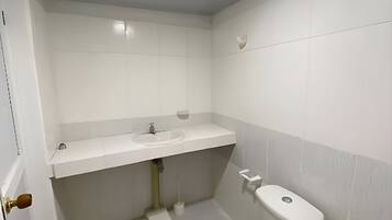 Comfort Double Room | Bathroom | Shower, free toiletries, towels, soap