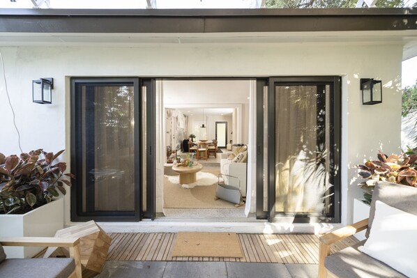 Exterior detail - Entire Home - 4 Bedrooms - Wilton Dr-Las Olas/Airport/Beach (Wilton Manors)