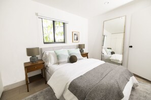 4 bedrooms, desk, iron/ironing board, travel cot - Entire Home - 4 Bedrooms - Wilton Dr-Las Olas/Airport/Beach (Wilton Manors)