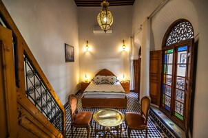 Royal Studio Suite | Minibar, in-room safe, individually decorated, individually furnished