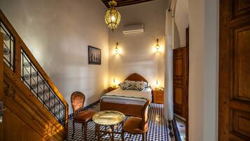 Royal Studio Suite | Minibar, in-room safe, individually decorated, individually furnished