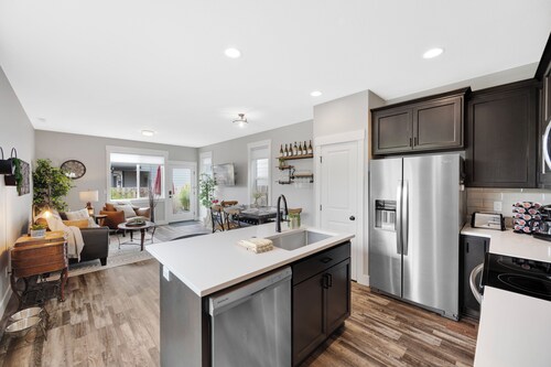 Carlton Townhouse No. 4 • Dog Friendly • Fireplace • BBQ • 1 BK to Wine & Dining