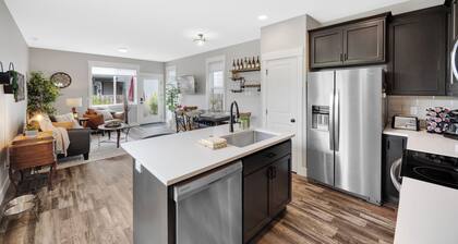 Carlton Townhouse No. 4 • Dog Friendly • Fireplace • BBQ • 1 BK to Wine & Dining