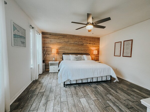 3 bedrooms, desk, iron/ironing board, WiFi - Charming Driftwood Beach Retreat in Navarre, FL (Navarre)