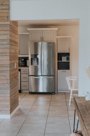 Fridge, microwave, oven, stovetop - Charming Driftwood Beach Retreat in Navarre, FL (Navarre)