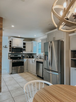 Refrigerador, microondas, horno, placa de cocina