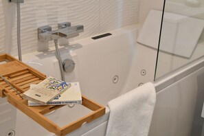 Whirlpool, Haartrockner, Handtücher, Toilettenpapier