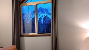 2 soverom, skrivebord, strykejern/-brett og wi-fi (inkludert)