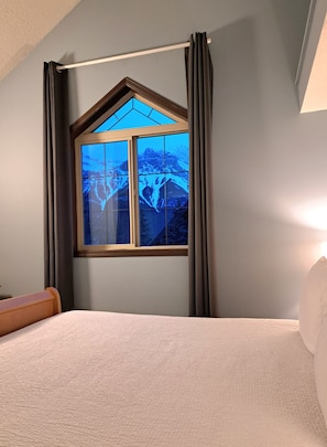 2 bedrooms, desk, iron/ironing board, free WiFi - 2 BEDROOM/2 BATH-BUNKS, HEATED POOL & HOT TUB, KING BED *CHALET* (Canmore)