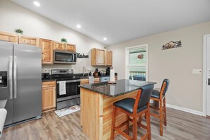 Kjøleskap, mikrobølgeovn, ovn og kokeplater