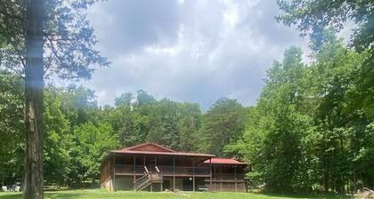 Remote Riverfront Cabin: Hot Tub * Fast Wi-Fi * Disc Golf * Pool Table * Games!