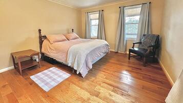 3 bedrooms, desk, iron/ironing board, travel crib