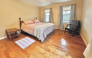 3 bedrooms, desk, iron/ironing board, travel cot