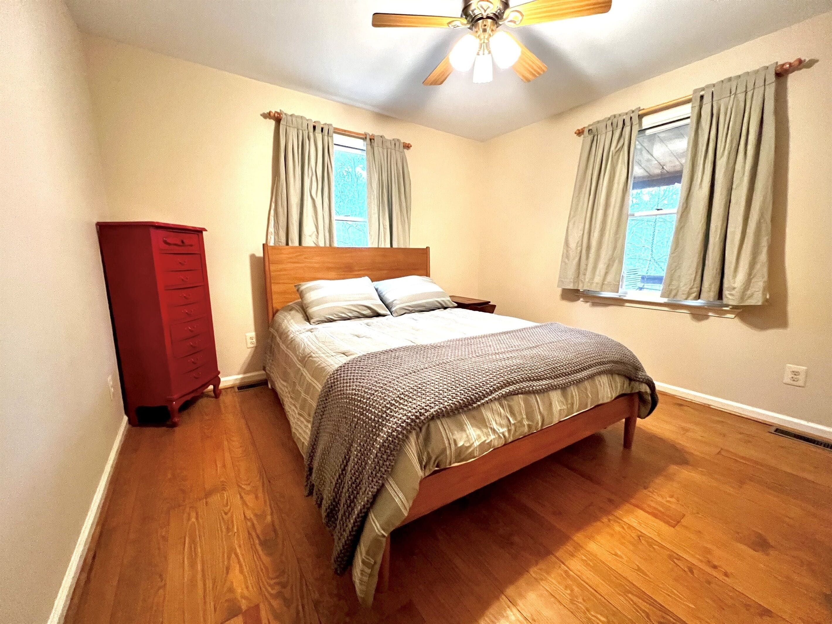 3 chambres, bureau, fer et planche à repasser, lit parapluie