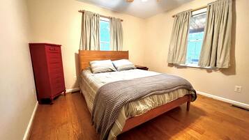 3 chambres, bureau, fer et planche Ă repasser, lit parapluie