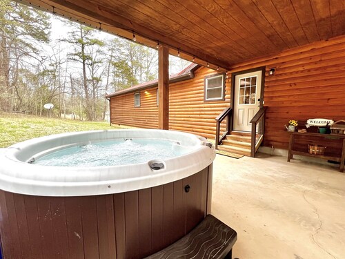 Remote Riverfront Cabin: Hot Tub * Fast Wi-Fi * Disc Golf * Pool Table * Games!