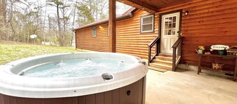 Remote Riverfront Cabin: Hot Tub * Fast Wi-Fi * Disc Golf * Pool Table * Games!