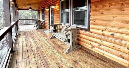 Remote Riverfront Cabin: Hot Tub * Fast Wi-Fi * Disc Golf * Pool Table * Games!