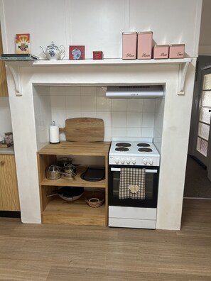 Private kitchen - Farm Stay in Gilgandra NSW. 3 bedroom, freshly painted and renovated house (Biddon)