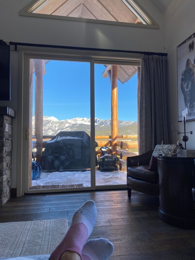 Cozy Saddle Ridge Townhome, walk/ski to Iron Horse & Pony Express Lifts!