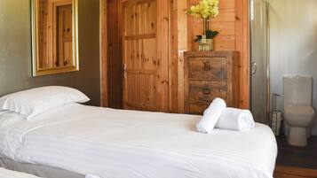 6 bedrooms, free WiFi, bed sheets